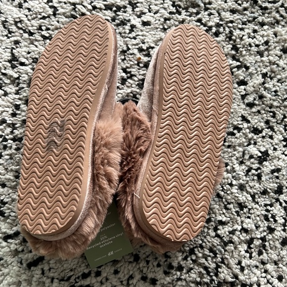 BNWT H&M Womens fuzzy home slippers - Picture 2 of 5